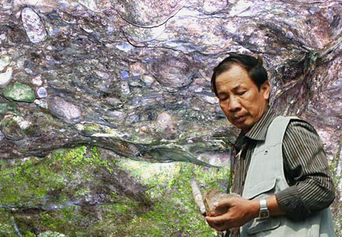 PGS.TS[-]Tạ[-]Hòa[-]Phương[-]đang[-]nghiên[-]cứu[-]tầng[-]“bom[-]núi[-]lửa”[-]trên[-]núi[-]Ba[-]Vì.